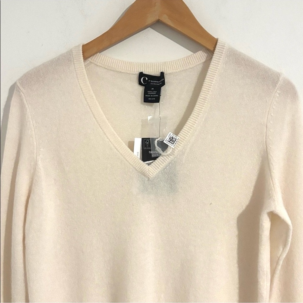 C by Bloomingdale’s Cashmere Size M Women's Ivory V-Neck Sweater
